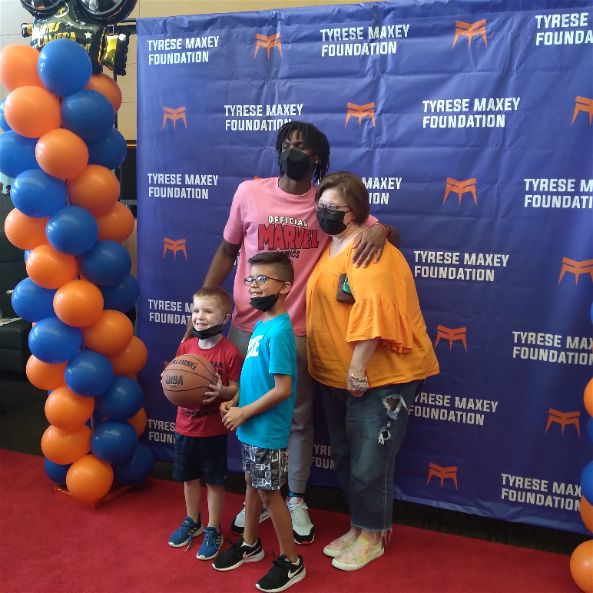 Pierce Thomas, Tyrese Maxey, and Stacy and Brannan Alvarez